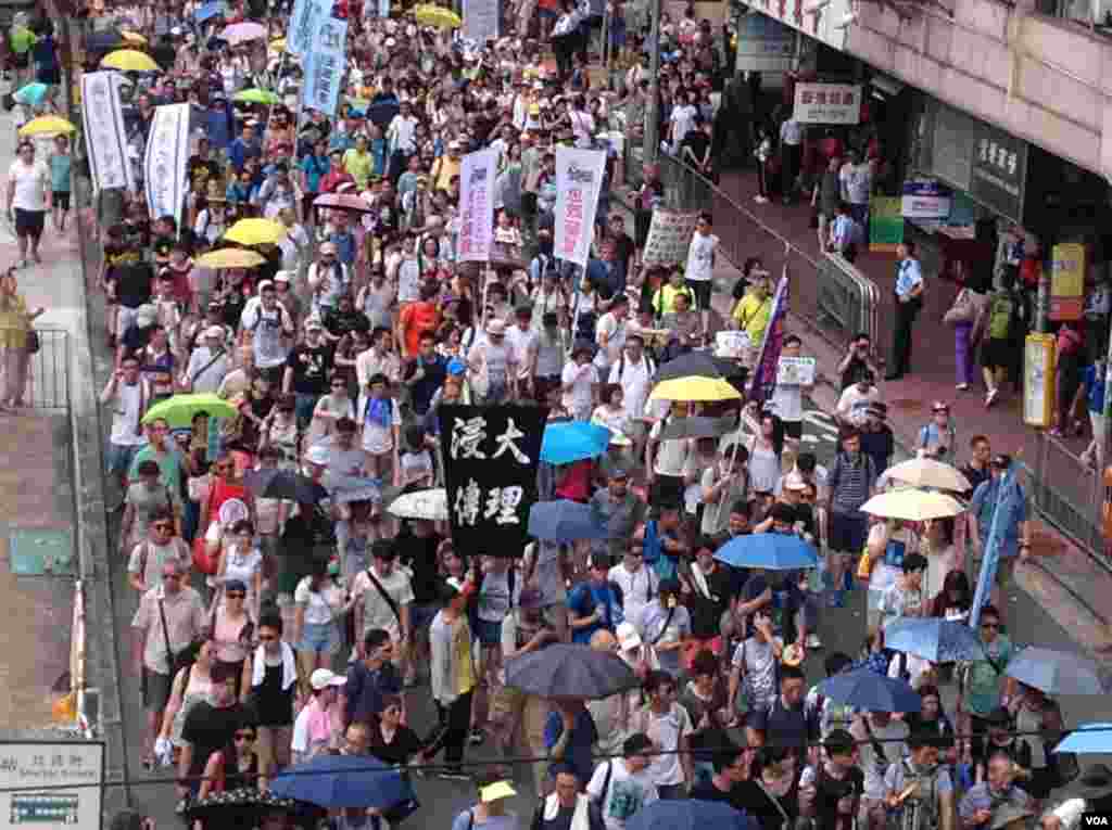 数万港人参加七一大游行誓言守护香港(美国之音海彦拍摄)