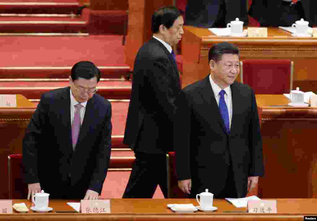 中国人民政治协商会议开幕式上,中共中央政治局常委栗战书在中国国家主席习近平和全国人大常委会委员长张德江身后走过(2018年3月3日)。栗战书将出任人大常委会委员长。