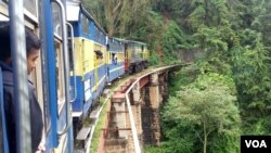 被纳入世界文化遗产的印度内尔吉里山地火车建于1908年,全程26公里,列车上坡行驶耗时4.8小时。印度全国铁路网的火车平均时速为接近60公里/小时。(美国之音朱诺拍摄)