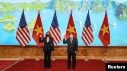 အမရေိကန်ဒုသမ္မတ Kamala Harris နှင့် ဗီယက်နမ် ဝန်ကြီးချုပ် Pham Minh Chinh တို့ဟနွိုင်မြို့တော်မှာ တွေ့ဆုံစဉ် (ဓာတ်ပုံ - Reuters)
