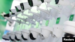 北京举行的2018中国公安展销会上展示的监控摄像头。(2018年10月23日)