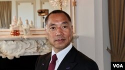 流亡美国的中国富豪郭文贵在位于纽约第五大道的住所内(2017年4月19日,美国之音东方拍摄)