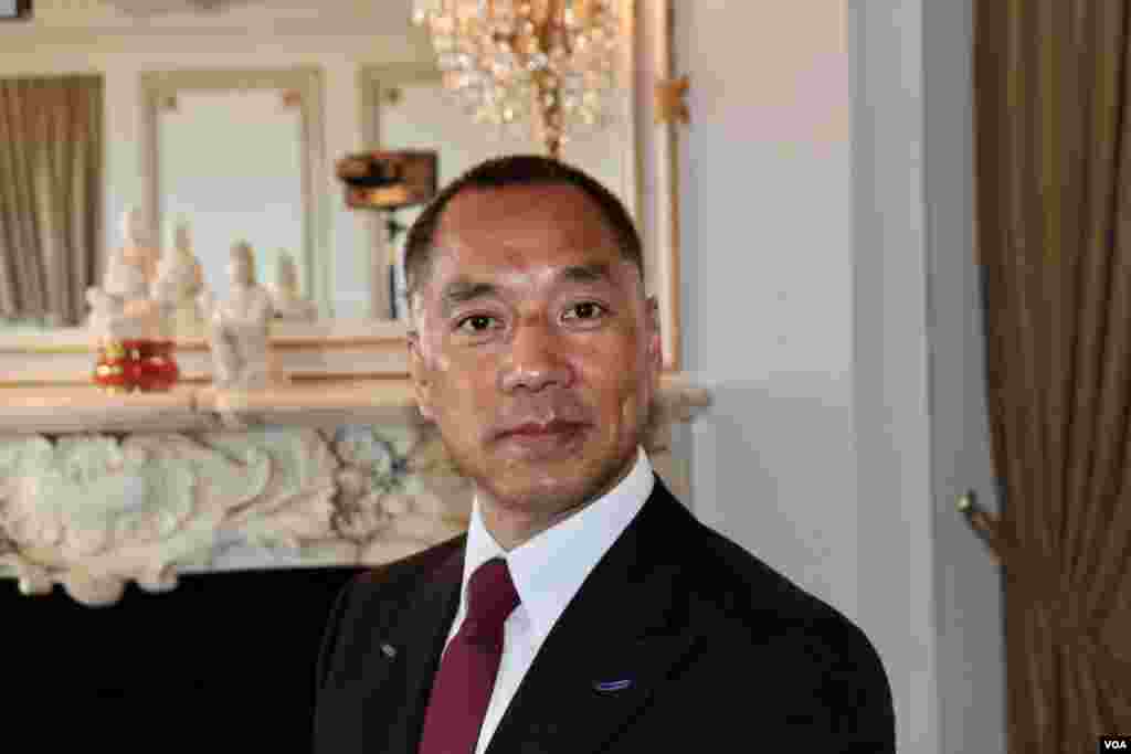 流亡美国的中国富豪郭文贵在位于纽约第五大道的住所内(2017年4月19日,美国之音东方拍摄)。郭文贵的视频言论在中国内外广受关注。尽管中国当局严密封锁,但仍有大批中国网民通过翻墙软件收听收看有人所称的每晚“郭闻联播”,或者通过其他媒体了解其内容。