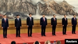 中共第19届中共中央政治局常委(从左至右)韩正、王沪宁、栗战书、习近平、李克强、汪洋、赵乐际同记者见面(2017年10月25日)。