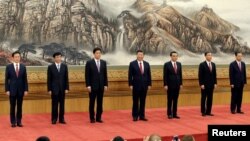 中共第19届中共中央政治局常委(从左至右)韩正、王沪宁、栗战书、习近平、李克强、汪洋、赵乐际同记者见面(2017年10月25日)。