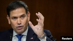 2021 年 9 月 14 日,在美国哥伦比亚特区华盛顿国会山举行的参议院外交关系委员会听证会上,美国参议员马可·卢比奥 (R-FL) 向美国国务卿安东尼·布林肯提问。