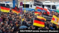 资料照片:德国极右翼支持者在柏林抗议德国统一日。(2018年10月3日)