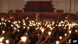 香港成千上万的民众在1989天安门事件23周年之际在维多利亚公园举行六四烛光纪念会。(2012年6月4日)