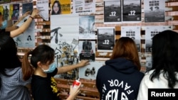 资料照:香港大学学生在校园张贴民主标语(2020年9月29日)