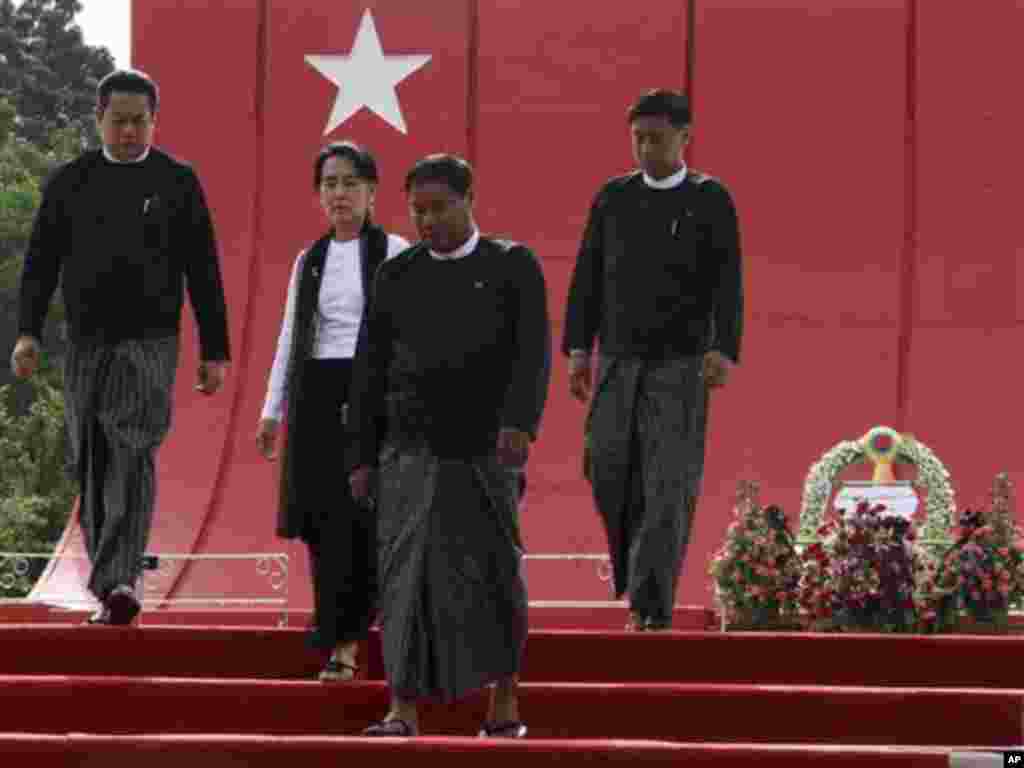 (၆၇) ကြိမ်မြောက် အာဇာနည်နေ့ အခမ်းအနား တက်ရောက်လာတဲ့ မြန်မာ့ဒီမိုကရေစီခေါင်းဆောင် ဒေါ်အောင်ဆန်းစုကြည်၊ ဖခင်ဗိုလ်ချုပ်အောင်ဆန်းနဲ့ အာဇာနည်ခေါင်းဆောင်ကြီးများရဲ့ ဂူဗိမာန်မှာ လွမ်းသူပန်းခွေချ၊ ဂါရဝပြုပြီး ပြန်လည်ထွက်ခွါလာစဉ် (ဇူလိုင် ၁၉၊ ၂၀၁၄)။  