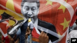 印度艾哈迈达巴德的抗议者撕毁了有着中国领导人习近平图像的旗子并呼喊反对中国的口号。(2020年6月24日)