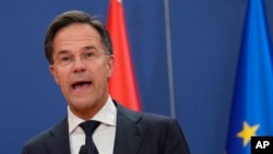 资料照片:2023年7月3日,荷兰首相吕特在塞尔维亚贝尔格莱德举行的新闻发布会上讲话。(美联社照片)