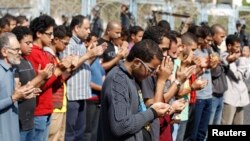 穆斯林兄弟会及被推翻的总统穆尔西的支持者在审判穆尔西的地点外集体祈祷。(2013年11月4日)