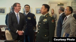 美国国防部长卡特欢迎中国中央军委副主席范长龙（2015年6月11日,美国国防部）