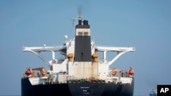 前身为格蕾丝-1号的阿德里安·达里亚-1号油轮8月17号出现在直布罗陀海峡。(资料图片)