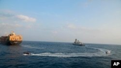 资料照片:印度海军在X平台公布的照片显示印度军舰“加尔各答号”(INS Kolkata)在亚丁湾对悬挂利比里亚旗帜的商船“天空二号”(MSC Sky II)在疑似遭无人机或导弹袭击后发出的火警做出回应。(2024年3月5日)