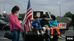 亚特兰大的亚裔社区在一场集会上哀悼在枪击案中逝去的亚裔受害者(美国之音记者文灏拍摄)