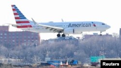 美国航空公司的一家波音737 MAX 8飞机从纽约拉瓜迪亚机场起飞(2019年3月12日)