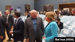 戈尔巴乔夫(右二)(美国之音白桦拍摄)