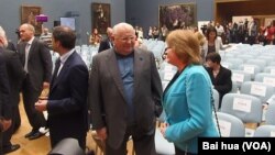 戈尔巴乔夫(右二)(美国之音白桦拍摄)