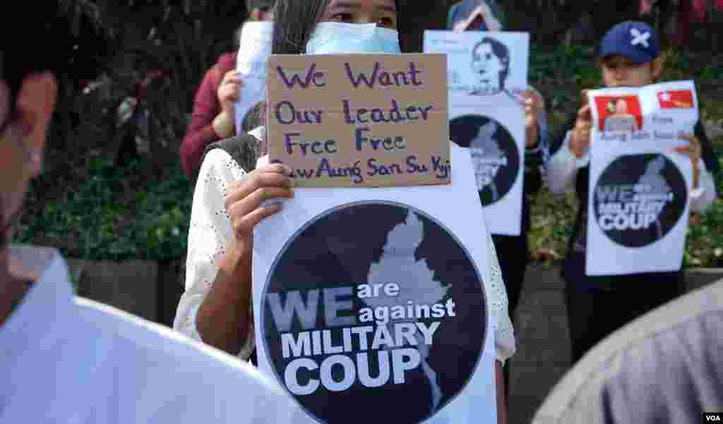 ရန်ကုန်မြို့ရှိ အမေရိကန်သံရုံးရှေ့ စစ်အာဏာသိမ်း ဆန့်ကျင် ဆန္ဒပြ မြင်ကွင်း။