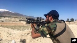 守卫在美国在喀布尔以东的阿钦地区轰炸现场附近某村庄的阿富汗突击部队成员。(2017年4月14日)