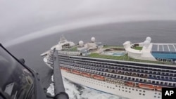 直升机向至尊公主号投递病毒检测盒。(2020年3月5日视频截图)