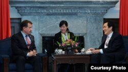 罗伊斯与马英九2月20日在台湾总统府举行会谈(台湾总统府提供)