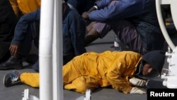 躺在一艘意大利海巡船上的幸存船民。(2015年4月20日)