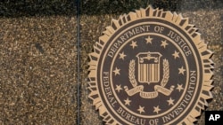 资料照片:位于华盛顿的联邦调查局胡佛大楼的徽印。(2023年6月9日)