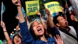 台湾民众在街上举行集会支持自己支持的参选人，台湾将于11月24日举行九合一选举