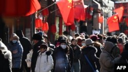 中国官方统计显示,2024年中国的结婚登记数仍然下降了五分之一,创下有记录以来的最大降幅。图为2025年2月3日,北京一条热门购物街附近的小巷里。