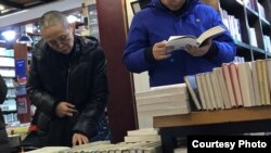 推特上出现刘霞在万圣书园浏览书籍的照片