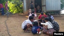 ချင်းပြည်နယ်အတွင်း စစ်ဘေးရှောင်တွေ အစားအသောက် ဝေမျှစားသောက်နေတဲ့မြင်ကွင်း။