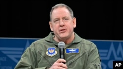资料照片:在这张由美国空军提供的照片中,美国驻欧洲空军司令詹姆斯·赫克将军于 2023年 月8日在科罗拉多州奥罗拉举行的空天部队协会2023年战争研讨会上发表讲话。