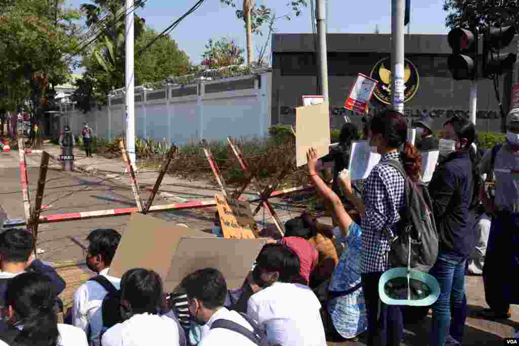 ရန်ကုန်မြို့အင်ဒိုနီးရှားသံရုံးရှေ့က ဆန္ဒပြ မြင်ကွင်း။