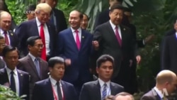 Lãnh đạo APEC tham gia nghi thức chụp ảnh kỷ niệm chung Lãnh đạo APEC tham gia nghi thức chụp ảnh kỷ niệm chung