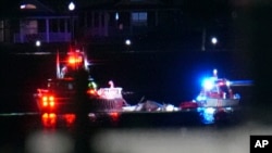 华盛顿里根国家机场附近的波托马克河上,船只正在空难现场执行搜救工作。(美联社:2025年1月29日)