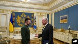 2025年2月20日,美国的乌克兰和俄罗斯问题特使基思·凯洛格(右)和乌克兰总统弗拉基米尔·泽连斯基在基辅会晤时交谈。泽连斯基总统表示,乌克兰和美国在达成协议方面正在“取得进展”。