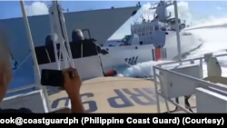 菲律宾海警公布的视频显示,在斯卡伯勒浅滩(菲律宾称马辛洛克岛,中国称黄岩岛)以东约10.5海里,在追逐菲律宾海警船时,中国海警船和中国海军驱逐舰相撞。(2025年8月11日)