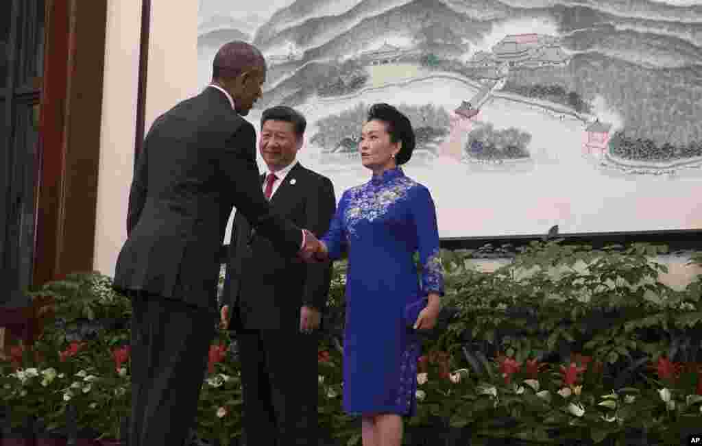 中国主席习近平和夫人彭丽媛在G20杭州峰会的欢迎晚宴前迎接美国总统奥巴马(2016年9月4日)