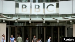 资料照:英国广播公司在伦敦的总部大门。
