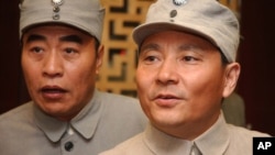 中国电视剧《八路军》里演员扮演的邓小平(右)和朱德。这种连续剧属于中国当局着重扶植的重大革命和历史题材。