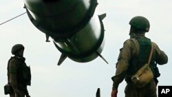 俄罗斯士兵在发射位置装载短程弹道飞弹发射器,这是6月初俄罗斯国防部发布其军事演习的一部分画面,旨在训练部队使用战术核武。