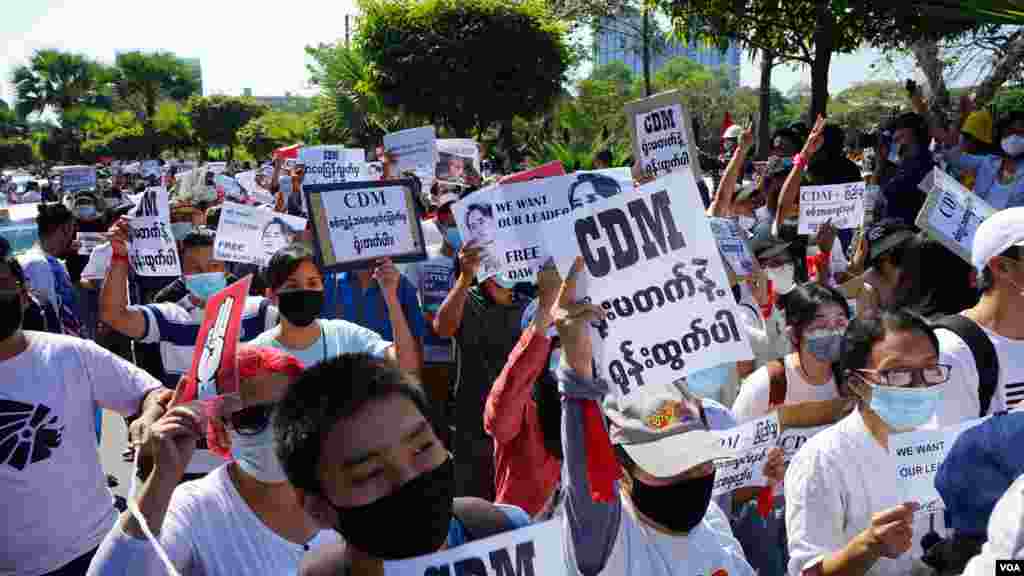 ရန်ကုန်မြို့ ကုလသမဂ္ဂရုံးရှေ့ စစ်အာဏာဆန့်ကျင်ဆန္ဒပြ မြင်ကွင်း။