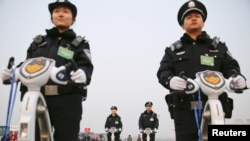 在人民大会堂附近巡逻的北京警察(资料图片)