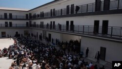 တရုတ်၊ ဗီယက်နမ်၊ အီသီယိုပီးယားနိုင်ငံတွေကလို့ ယူဆရတဲ့ မြန်မာနိုင်ငံ မြဝတီမြို့အခြေစိုက် အွန်လိုင်းငွေလိမ်ဂိုဏ်းတွေမှာ လူကုန်ကူးခံရပြီး ပိတ်မိနေကြသူတွေကို ကယ်ဆယ်ထားစဥ်။ (ဖေဖေါ်ဝါရီ ၂၆၊ ၂၀၂၅)