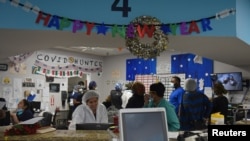 德克萨斯州休斯顿一所医疗中心的医护人员在新年除夕夜收治新冠病毒感染者。(2020年12月31日)