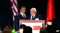 胡锦涛和基辛格在讲台上