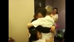 被以颠覆罪获缓刑获释的李和平与妻子王峭岭相见拥抱(李和平亲友提供) 被以颠覆罪获缓刑获释的李和平与妻子王峭岭相见拥抱(李和平亲友提供)